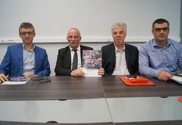 Les organisateurs du colloque, avec, de gauche à droite, Philippe Taillecours, proviseur du campus agricole de la Charente, Dominique Graciet, président de la Chambre régionale d’agriculture, Jean-Jacques Chabosseau, président du centre Inra Nouvelle-Aquitaine-Poitiers et Daniel Peyraube, président régional de l’Institut technique agricole Acta.