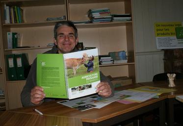David Gros, adhérent de l’Ardear, tient dans ses mains la « bible » de l’agriculture paysanne.