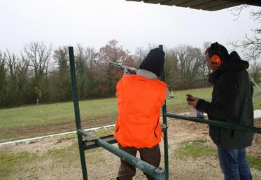 Acquérir les bons gestes pour manipuler une arme en respectant les règles de sécurité. 