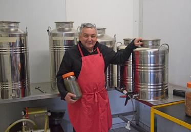 Olivier Bois vend ses huiles dans différents marchés locaux et de producteurs, jusqu’à Brantôme (24) et Bordeaux (33).