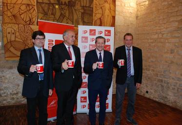 Gilbert Favreau et Bruno Belin présentant l’identité visuelle de la marque Poitou, au Tumulus de Bougon.