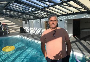 Patrice Rivet, devant la piscine couverte de « Best ».