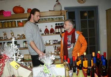 Le producteur et commerçant, Vincent Bresson, en pleine discussion avec Martial Pouzet, de la Chambre d'agriculture.