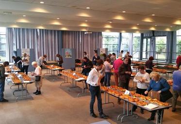 Le jury a regardé, touché, senti, goûté les croissants au beurre AOP Charentes Poitou lors du concours du meilleur croissant francilien. 