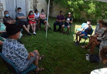 Cindy Léoni, directrice de cabinet de la préfète, a rencontré 
des jeunes, participant au dispositif « Un jeune, un projet » porté par le centre social.
