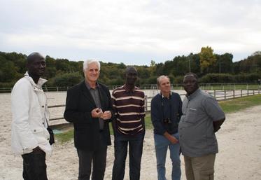 Les trois tchadiens en visite au lycée agricole à Bois, avec Michel Amblard, président d’Afdi 17, et Didier Burgun.