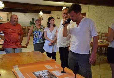 À l’auberge du Père Alfred à Lignières-Sonneville, les convives se sont prêtés à des tests olfactifs avant et pendant le repas concocté par Dominique Frumholtz.