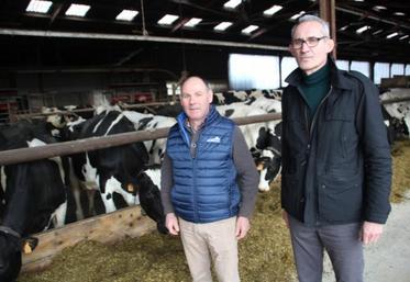 La Ferme France a perdu 52 000 vaches laitières en 2021, rapellent Jean-Luc Béjaud, éleveur à Saint-Julien L’Ars, et François Brescia, de la coop Agrial.