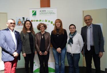 Les élus de l’Adefa, entourant le personnel.