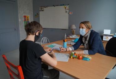 Christine Croizet en séance de graphothérapie avec Clément, 11 ans.