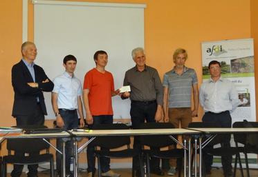 Au printemps et cet été, les JA 17 exploitaient des parcelles en friches de la CdA de Saintes. Le produit de la récolte a été reversé à l'AFDI. Le chéque a été remis à l'issue de l'assemblée générale, lundi.