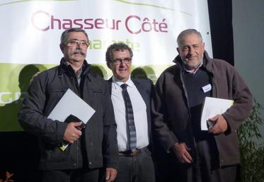 Pour leur investissement durant de longues années au service de la Chasse, Michel Barral et Christian Thibaud ont reçu un cadeau des mains du président Meunier.