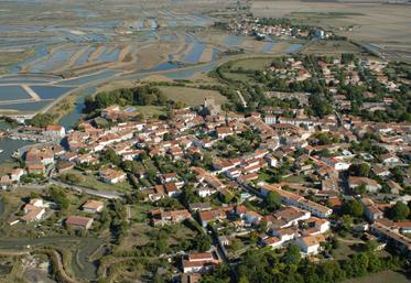 Planté au milieu des marais et de l'estuaire, le village de 
Mornac-sur-Seudre, vu depuis les airs.
