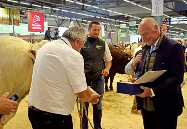 Alain Rousset a remis des récompenses spécifiques aux animaux champions dans les différents concours de races.
