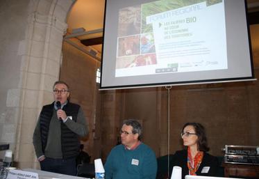 Philippe Lassale Saint-Jean ( à gauche) a accueilli une centaine de participants au premier forum régional bio, à St Jean d’Angély