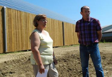 Le 1er août 2013, Joëlle Michaud, présidente d’Agrisoleil 16, et Thierry Vitel, éleveur à Saint-Quentin-sur-Charente, présentait un des premiers bâtiments photovoltaïque finis de 54 mètres de long sur 12 mètres de large.