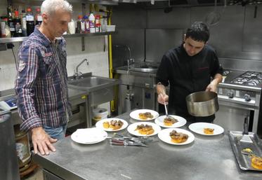 Laurent Poupard, éleveur caprin à Longèves (FRCap), et Mickaël Martius, charcutier-traiteur à La Rochelle.