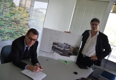 Jean-Louis Houel, directeur général adjoint du Crédit Agricole Charente-Périgord (à gauche), précise que le bâtiment est pensé pour être modulable.