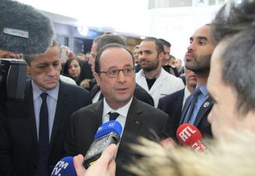 François Hollande a inauguré le centre régional cardiovasculaire du CHU avant de se rendre à la mairie de Poitiers pour participer à une grande conférence autour de la santé.