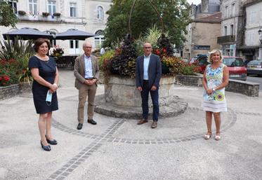 Les deux candidats, François Bonneau et Jacques Chabot, aux côtés de leurs suppléantes, Mireille Neeser et Brigitte Fouré.