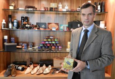 Marc Moura présente un échantillon de la large gamme des produits d'Avel et Saphir.