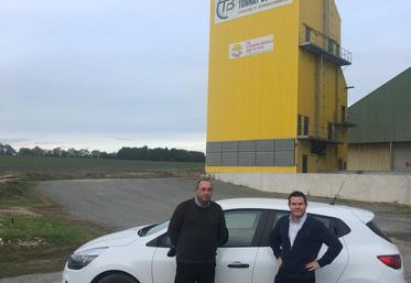 Manuel Pesche (responsable production végétal) et Olivier Melin présentent leur voiture équipée du kit éthanol.