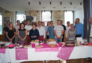 Les membres du Club des Saveurs 16, célébrant leurs 20 ans d'existence.