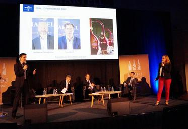 Au premier plan : Christophe Valtaud, maître de chai de Martell et Mélina Py, directrice des opérations eaux-de-vie. Derrière eux, de gauche à droite, Bernard Laurichesse, président de l’UVPC, César Giron, PDG de MMPJ et Pierre Joncourt, directeur de l’activité cognac.