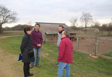 Marie-Christine Dokhélar (à gauche) a promis aux agriculteurs
de faire remonter leurs craintes au ministère.