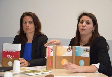 Véronique Marendat (à g.) et Zoé Saffar (à d.) présentent la boîte à outils pour le recrutement.