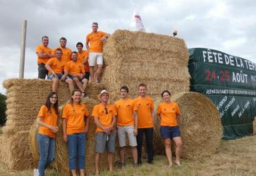 Accompagnés par le président départemental Pierre-Clément Casagrande et l’animateur Antoine Paye, une partie de l’équipe des Jeunes Agriculteurs du canton de Matha, organisatrice de la Fête de la Terre 2019.