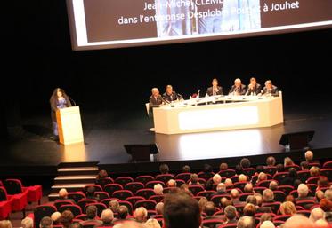 En marge du Salon des maires, qui permettait aux élus de découvrir  de nombreux stands de prestataires de services et fournisseurs, la journée a été l’occasion de débats.