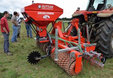 Le semoir Güttler a suscité la curiosité des agriculteurs des Cuma d’Alloue et des Deux Vallons.