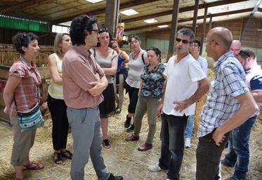 Alain Jousseaume (en blanc) a fait visiter son élevage aux orienteurs et prescripteurs de l’emploi agricole.