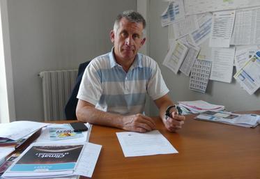 Éric Pannaud est maire depuis 2014. Chaniers, bien que périurbaine, est étendue avec de petits villages dispersés. « Toutes les maisons d’une commune comme Chaniers ont une culture au bout du jardin », schématise-t-il.