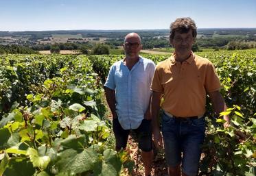 Freddy Radepont, un des deux repreneurs, poursuit son apprentissage sous l’œil vigilant et exigeant d’Henri Jammet (à droite).
