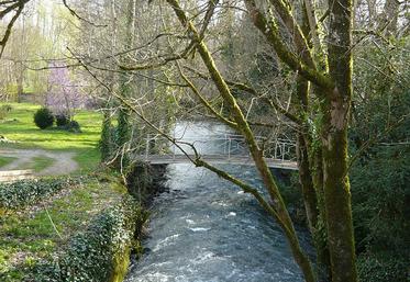 La Boutonne (Ici à Dampierre-sur-Boutonne) devrait voir arriver ses réserves de subsitition d’ici à quelques années.