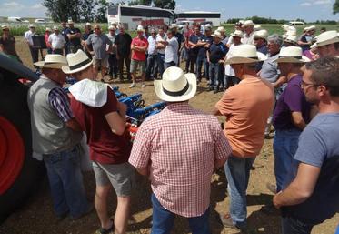 Semis et désherbage, possible et démontré lors de la journée technique de Terre Atlantique, le 31 mai.