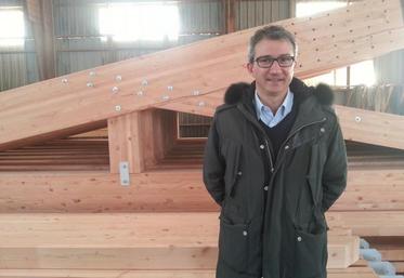 Emmanuel Augagneur, devant les charpentes en lamellé-collé tout juste réalisées qui vont servir au futur chai à Cognac.
