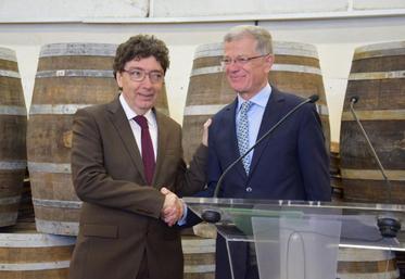 Michel Gourinchas, président de Grand Cognac (à gauche), a reçu les clefs des chais de la Haute-Sarrazine, le 12 avril, des mains du président d’Hennessy, Bernard Peillon (à droite).