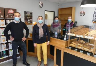 Denis Riffaud, directeur de la coopérative-minoterie de Courçon, avec l’équipe de la boulangerie : la gérante Frédérique Bietry et les vendeuses Océane et Manon.