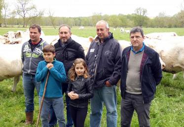 Au second rang : Mathias Massonnet, Sébastien Calleau, Sébastien Plaire et Marcel Chartier. 
Devant eux, les enfants de Sébastien Plaire, Cantin et Lalie.