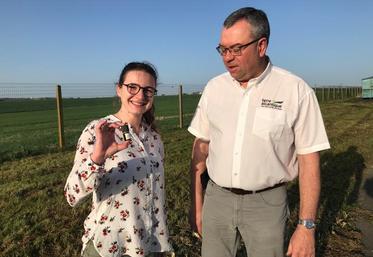 Amandine Lefevbre présente un flacon d'huile essentielle à base d'angélique. À ses côtés Christian Cordonnier, directeur général de Terre Atlantique.