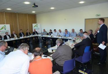 En 2016, il n'y aura plus qu'une seule chambre d'agriculture pour la région Aquitaine, Limousin, Poitou-Charentes. Les douze chambres départementales et les trois régionales ont discuté fusion et régionalisation lors d'un séminaire à Périgueux (24), le 8 avril.