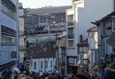 A Angoulême, une marée humaine (19 000 personnes selon la police, jusqu’à 25 000 selon les organisateurs de la Maison des peuples et de la paix) descend du « plateau » vers le parvis Magelis.