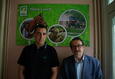 Arnaud Boucher et André Degorce, membre de la MFR et organisateurs du salon.