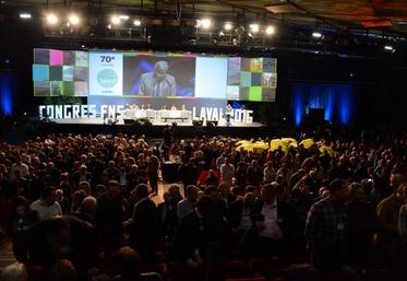 Les congressistes ont tourné le dos au ministre pendant son discours.