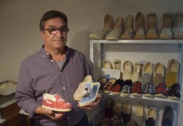 Jean-Philippe Marsat assure lui même le suivi de ses chaussons personnalisés. Si vous commandez sur le site internet de Bébert et Nonore, il vérifie chaque étape.