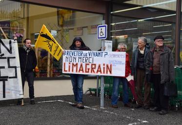 Disposition de banderoles devant le Gamm Vert du Gond-Pontouvre.