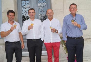 De gauche à droite : P. Guérin (chef de famille viticole) ; X. Briois (président du Comité national) ; 
J.-M. Baillif (ancien président et actuel vice-président) ; Vincent Chappe (chef de famille du négoce).